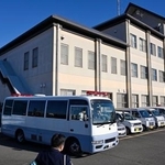 　送検のため静岡県警三島署を出る、小山雅貴容疑者を乗せた車両＝２８日午前９時３０分