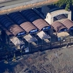 　ヨーロッパオオカミが脱走し、閉ざされた多摩動物公園の正門＝２８日午後０時２２分、東京都日野市（共同通信社ヘリから）