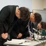 　記者会見で謝罪する徳島県幹部＝２８日午前、県庁