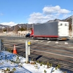 　通行止めが解除された関越自動車道下り線＝２８日午後１時３０分ごろ、群馬県みなかみ町の水上ＩＣ付近