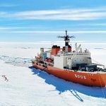 　昭和基地の沖約１７００メートルの接岸点に着いた南極観測船「しらせ」＝２７日（南極観測隊同行記者撮影）