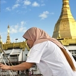 　２８日、ミャンマー・ヤンゴンの投票所で有権者名簿を確認する市民（共同）