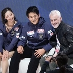 　ＧＰファイナルでペアＳＰの演技を終えて笑顔の三浦璃来（左）、木原龍一組。右はブルーノ・マルコット・コーチ＝４日、ＩＧアリーナ