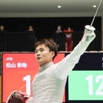 　男子フルーレで優勝し、喜ぶ松山恭助＝東京都港区ＳＣ