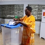 　２８日、ギニアの首都コナクリで投票する女性（ロイター＝共同）