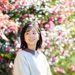 　赤坂御用地を散策し、サザンカの前で記念撮影される秋篠宮家の次女佳子さま＝５日、東京・元赤坂（宮内庁提供）