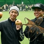 　自主トレ公開後、撮影に応じる阪神・近本（左）と村上＝兵庫県淡路市