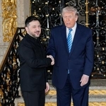 　首脳会談を前にウクライナのゼレンスキー大統領（左）を出迎えるトランプ米大統領＝２８日、フロリダ州パームビーチ（ロイター＝共同）