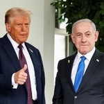 　９月、米ホワイトハウスに着いたイスラエルのネタニヤフ首相（右）を出迎えるトランプ大統領（ロイター＝共同）