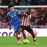 　サンダーランド戦で前半３１分からプレーしたリーズの田中碧（左）＝２８日（ロイター＝共同）