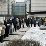 　在ロシア日本大使館の前でビザ手続きのために待機する人々＝２３日、モスクワ（共同）