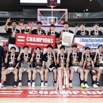 　２大会連続５度目の優勝を果たし、ポーズをとる福岡大大濠の選手たち＝東京体育館