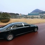 　２９日、ソウルの青瓦台に入る李在明大統領を乗せた車（聯合＝共同）