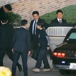 　首相公邸に引っ越した高市首相（手前右）＝２９日午後