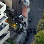 　女性が刺されたマンションの現場周辺＝２９日午後４時２７分、東京都新宿区（共同通信社ヘリから）