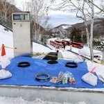 　男児の死亡事故があったスキー場のエスカレーター。現場付近にはジュースや花束が供えられていた＝２９日午前、北海道小樽市