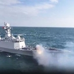 　航行する中国軍の艦船。中国軍の東部戦区が２９日、台湾周辺での軍事演習の一場面として「微信（ウィーチャット）」の公式アカウントに投稿した（共同）