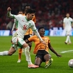 　サッカーのアフリカ選手権のザンビア戦でプレーするモロッコのアホマシ（左）＝２９日、ラバト（ロイター＝共同）