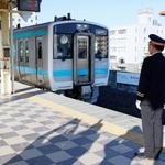 　ＪＲ八戸線が全線で運転再開し、本八戸駅のホームに入る下り列車＝３０日午前