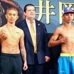 　ＷＢＡバンタム級挑戦者決定戦の前日計量をパスした井岡一翔（左）とマイケル・オルドスゴイッティ＝３０日、東京都港区