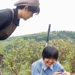 　「香りの里ハーブガーデン」で花の匂いを楽しむ片岡裕里さん（右）＝７月、北海道滝上町