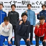 　記者会見でポーズをとる（前列左から）ホンダの森凪也、旭化成の井川龍人、トヨタ自動車の鈴木芽吹ら＝３０日、群馬県庁