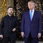 　米フロリダ州パームビーチで、トランプ大統領（右）に迎えられたウクライナのゼレンスキー大統領＝２０２５年１２月２８日（ゲッティ＝共同）