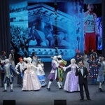 　ロシアが再建したウクライナ東部マリウポリの劇場で舞台に上がる俳優ら＝２０２５年１２月２８日（ＡＰ＝共同）