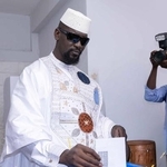 　西アフリカ・ギニアでの大統領選で投票するドゥンブヤ暫定大統領＝２０２５年１２月２８日（ロイター＝共同）