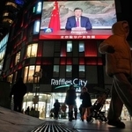 　新年を迎える祝辞を発表する中国の習近平国家主席を映す北京市内の大型画面＝３１日（共同）