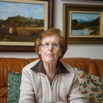 　自作の風景画が飾られた自宅の部屋で取材に応じるセシリア・ヒメネスさん＝２０１４年１１月、スペイン北東部ボルハ（撮影・フランシスコ・ミジャ、共同）