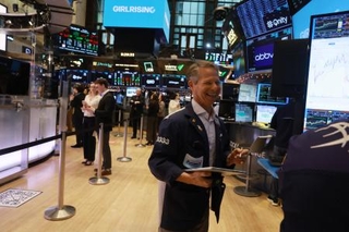 　ニューヨーク証券取引所のトレーダーら＝２０２５年１２月３０日（ゲッティ＝共同）