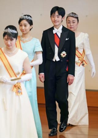 　「新年祝賀の儀」に臨まれる悠仁さま＝１日午前、宮殿・松の間（代表撮影）