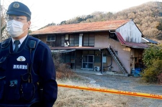 　８１歳女性の遺体が発見された空き家＝１日午後３時４４分、群馬県富岡市