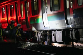 　埼玉県白岡市の踏切で乗用車と衝突し、一部が脱線したＪＲ宇都宮線の電車＝１日午後５時５６分