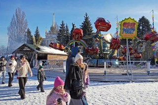 　遊園地を訪れた市民ら＝１日、キーウ市南部（共同）