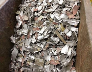 　引退した新幹線車両から加工されたアルミチップ（ＪＲ東海提供）