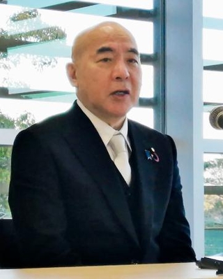 　記者会見する日本保守党の百田代表＝２日午後、三重県伊勢市