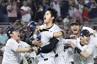 　２０２３年３月、米国を破ってＷＢＣ優勝を決め、ナインと喜ぶ大谷翔平（中央）＝マイアミ（共同）