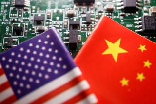 　米中の国旗と半導体のプリント基板＝２０２３年２月（ロイター＝共同）