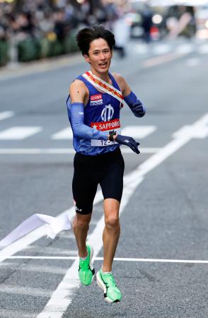 　３位でゴールする順天堂大の山本悠＝東京・大手町