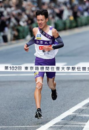 　６位でゴールする駒大の佐藤圭汰＝東京・大手町