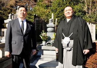 　先代師匠の墓参りをした朝乃山（右）と高砂親方＝３日、東京都内