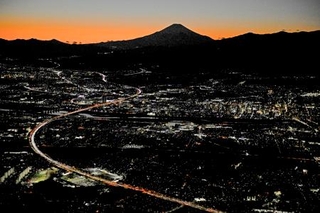 　Ｕターンラッシュがピークを迎え、東京方面（手前）へ向かう車で渋滞する東名高速道路。左下は海老名サービスエリア、奥は富士山＝３日午後５時２３分（共同通信社ヘリから）