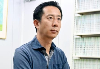 　取材に応じる桜井義也弁護士＝名古屋市