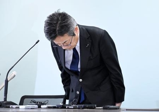 　浜岡原発の審査を巡る不適切事案について、臨時記者会見で謝罪する中部電力の林欣吾社長＝５日午後、名古屋市