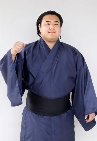 　新弟子検査を終え、ポーズをとるアリュンエルデネ・スフバット＝５日、東京・両国国技館