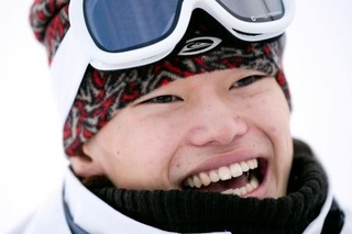　スノーボードＷ杯ハーフパイプ第２戦を制し、笑顔で取材に応じる山田琉聖＝コッパーマウンテン（共同）