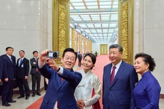 　小米科技（シャオミ）製スマートフォンで自撮りする韓国の李在明大統領夫妻（左）と中国の習近平国家主席夫妻＝５日、北京（聯合＝共同）