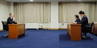 　会談する福島県の内堀雅雄知事（左）と東電の小早川智明社長（右手前）ら＝６日午前、福島県庁